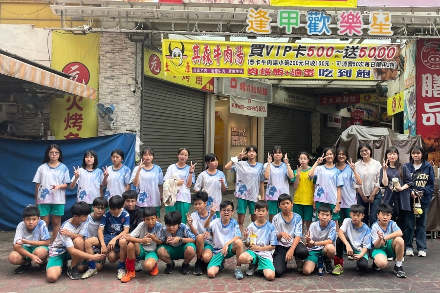 逢甲商圈走讀都資系學生與西屯國小學生於商圈合影。