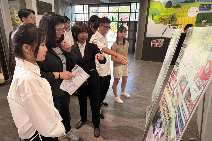 參展學生和參觀社區民眾介紹課程成果內容。