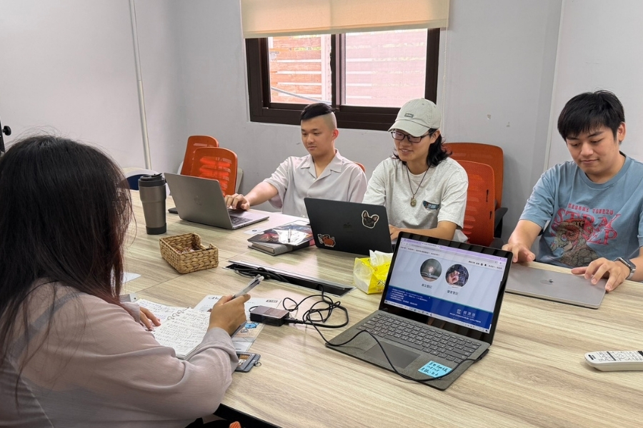 護你Pass團隊成員與創業育成與事業發展中心專員進行U-start育成輔導會議。
