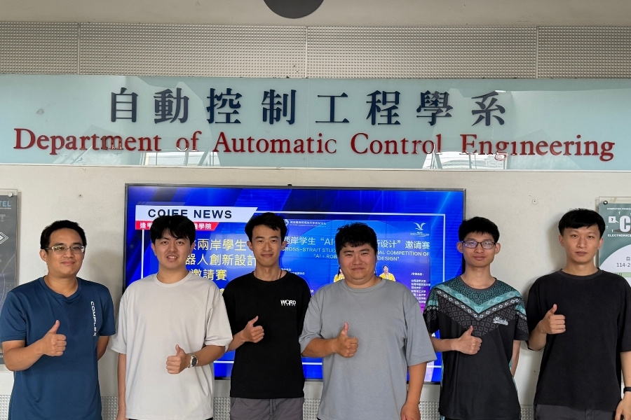 MobiEVO學生團隊與林昱成老師於自動控制工程學系系辦前合影。