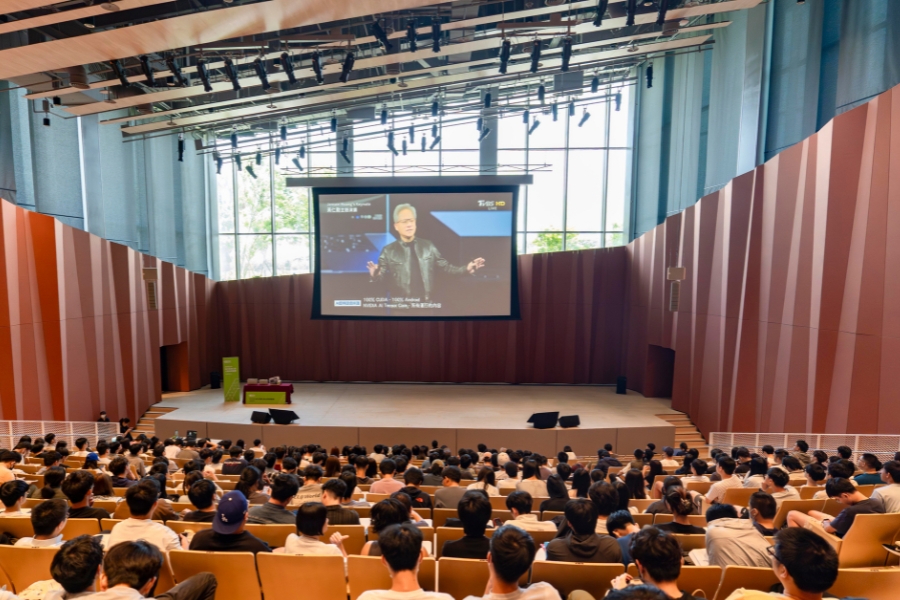 逢甲師生齊聚「NVIDIA 執行長黃仁勳主題演講直播校園同樂會」零時差直擊黃仁勳主題演講。