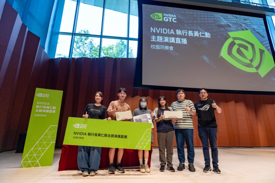 三位幸運逢甲學生開心抱回 GeForce RTX 50 系列顯示卡大獎。