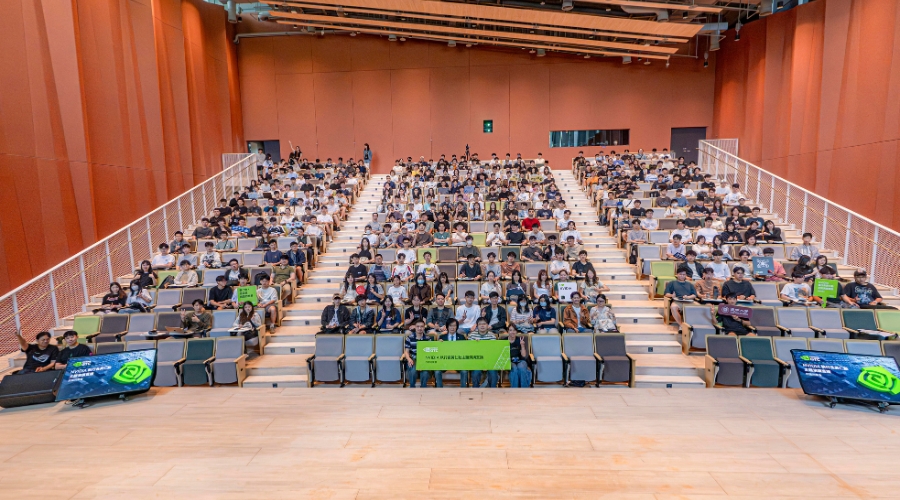 全場逢甲師生於NVIDIA執行長黃仁勳Keynote前留下熱情大合影。