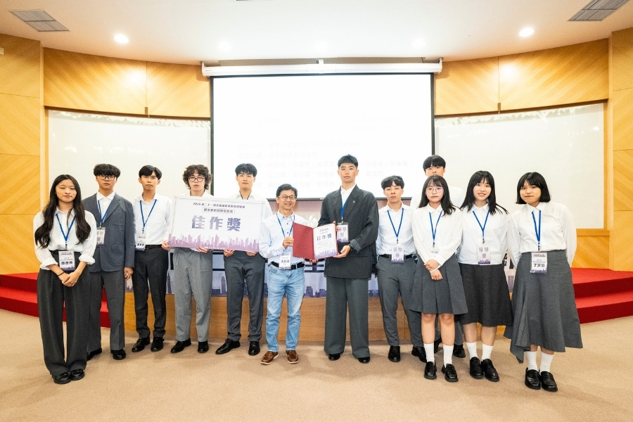 團隊憑藉《漫步織補・齡活安居》獲頒都市更新創新規劃獎「佳作」,由評審委員暨國土管理署都市更新建設組長王武聰頒發獎項。