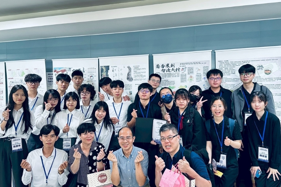 指導老師與得獎學生及海報作品之合影。前方右起3位師長依序為翁岳嵩老師、徐逸祥老師、許皓香老師。