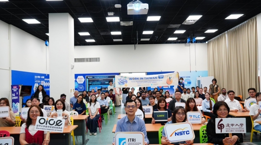 國科會「Work in Taiwan 產業就業Follow Me」日前於逢甲大學舉辦，逢甲副校長黎淑婷(前排右1)、國科會產學及園區業務處科長張婷韻(前排右２)出席與會。