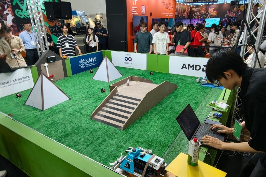 逾20組團隊同場較勁，挑戰A至B導航、物件抓取等機器人任務。