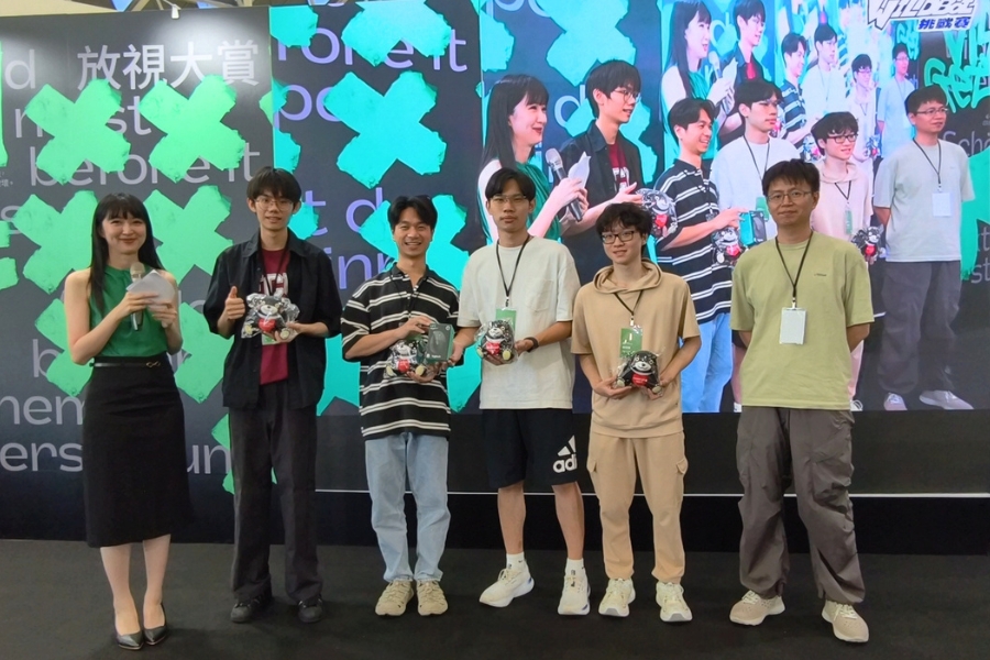 SparrowTen由逢甲資工所碩士生邱柏宇、林煜展，及赴陽明交通大學、成功大學攻讀研究所的逢甲校友吳念澤、徐葆驊、簡子霖五人組成。