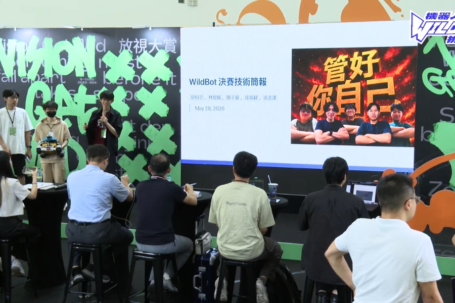 SparrowTen團隊於決賽現場進行實作方法簡報，說明技術策略與解題思路。