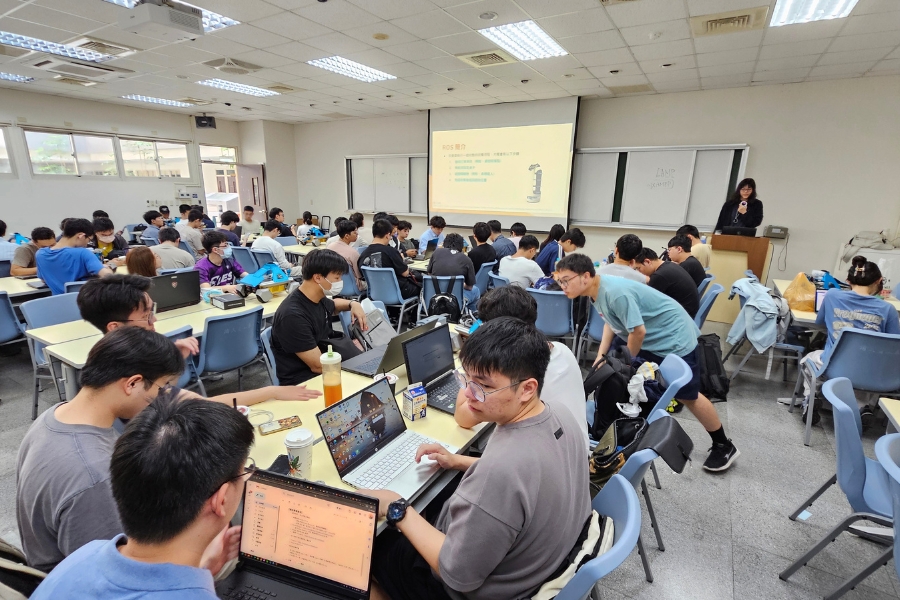 逢甲參賽學生賽前赴清大參加競賽工作坊，熟悉賽制與場地特性。
