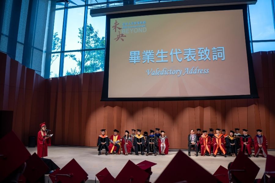首屆公開徵選畢業生代表、國貿系陳姵璇同學上台致詞，分享在逢甲的蛻變與成長。