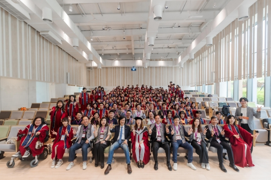 首屆逢甲大學榮譽學生於6月6日下午舉行專屬茶會，近150位榮譽學生齊聚，與校長王葳、副校長唐國豪及校友總會總會長李明和等人歡喜合影。