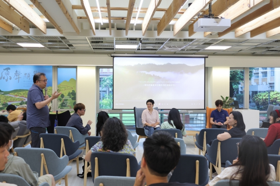 社會創新學院院長汪浩蒞臨觀影，分享過去在菲律賓巴拉望的田野經驗。