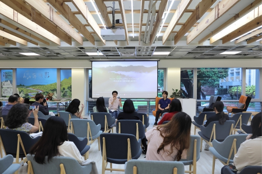 水利系副教授黃振家與文化與社會創新碩士學程副教授陳玉苹進行映後與談。