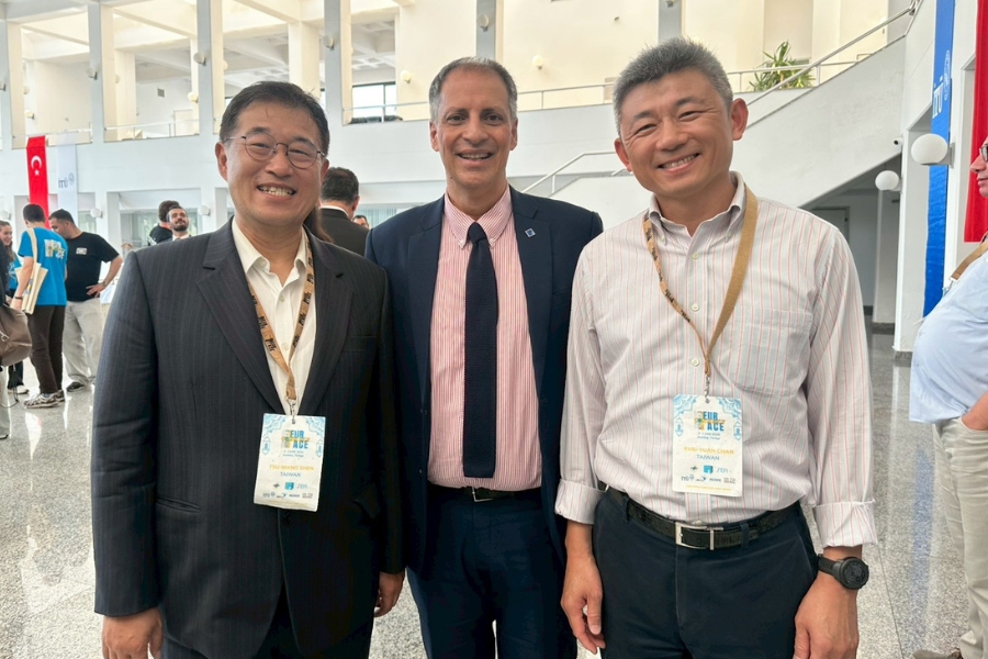 ENAE主席 José Carlos Quadrado(中)、中華工程教育學會副秘書長詹魁元(右)與逢甲資訊電機學院院長沈祖望(左)於2026 EUR-ACE Connect 國際論壇現場合影。