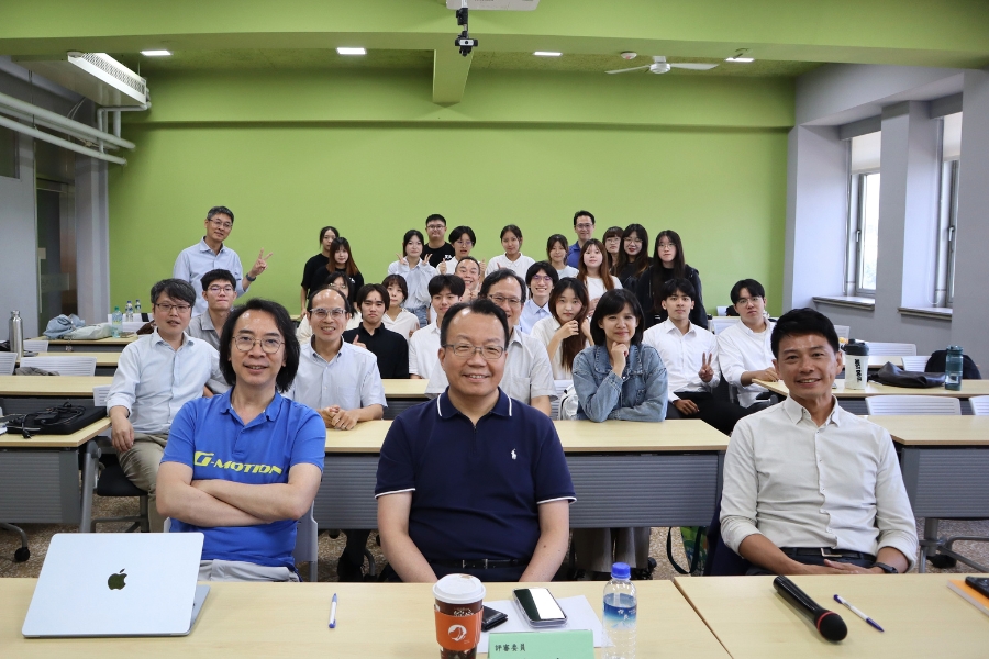 全體參賽學生與臺中市政府交通局局長葉昭甫、財團法人資訊工業策進會軟體技術研究院院長蒙以亨、奇點無限有限公司總經理衷嵐焜三位業界評審合影留念。