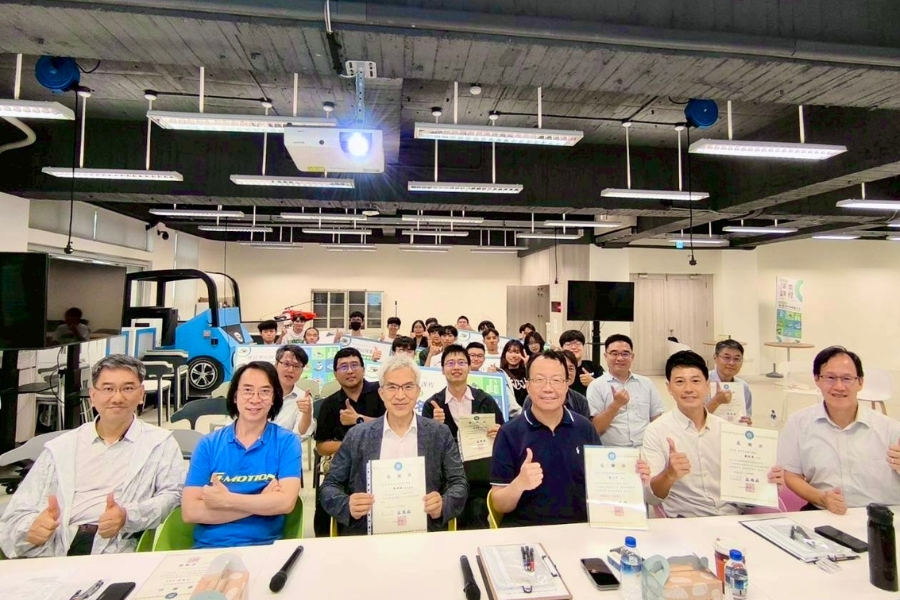 建設學院院長蘇昭銘(右1)與114學年度探索課程競賽評審與師生合影。