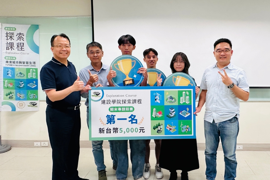 航太系學生作品「水上城市—智慧生活與防災創新」，榮獲第一名殊榮，由資策會軟體技術研究院院長蒙以亨(左1)頒獎表揚。