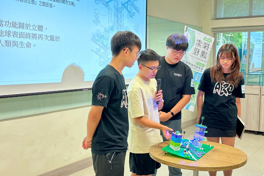 跨院師生團隊於現場進行成果簡報與模型展示，創新成果獲評審肯定。