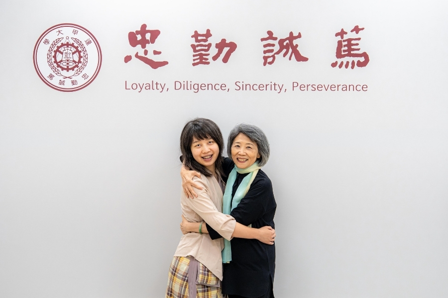 張夫人王淑嫻女士與光電系校友洪宜君因獎學金結緣，闊別十年後重逢，期許這份善意繼續傳遞下去。