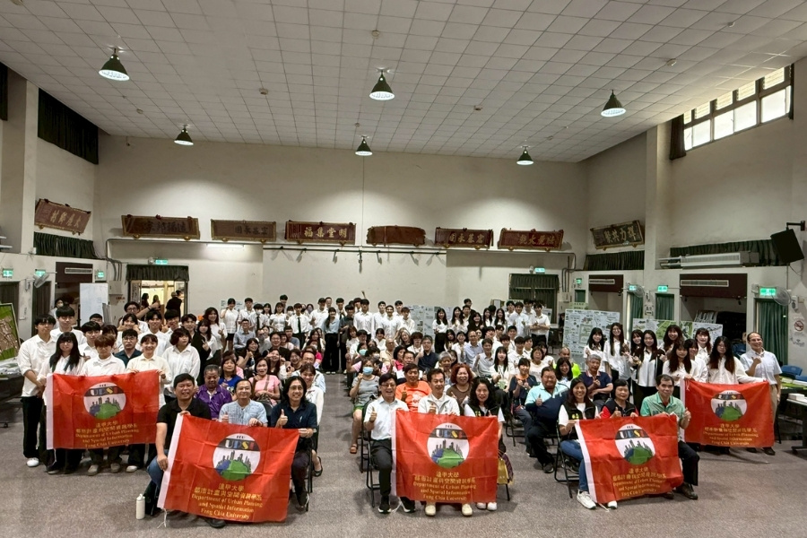 逢甲都資系大三學生於6月17日在彰化縣大村鄉公所舉辦規劃成果發表會,前排居中者為大村鄉長賴志銘。