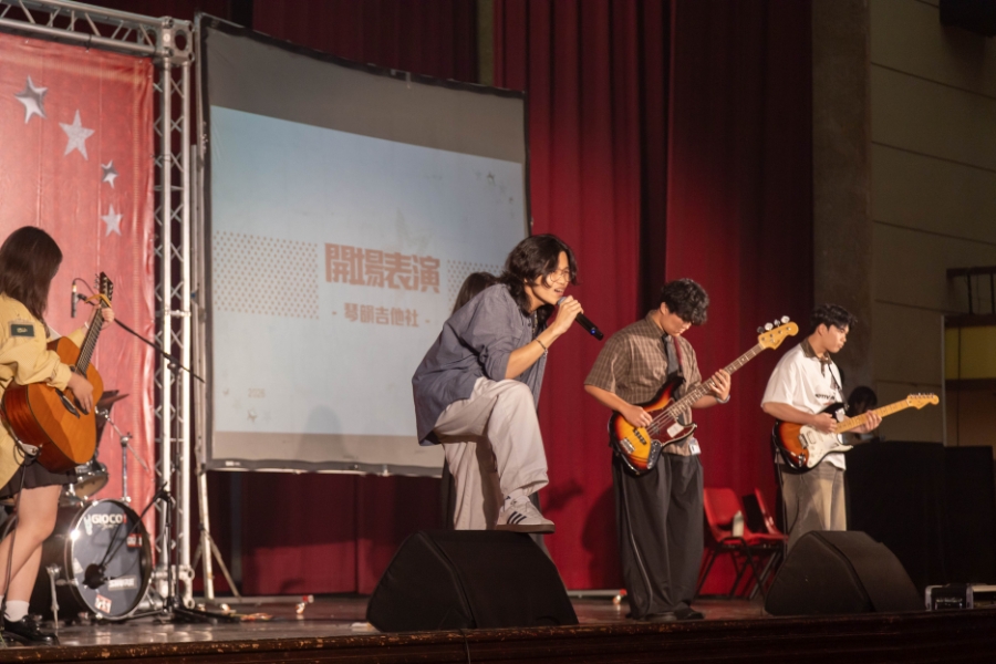 琴韻吉他社同學帶來精彩的開場表演。
