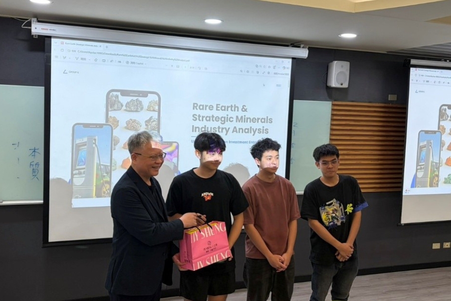 財務金融學系柯仙浩、財務工程與精算學士學位學程蘇年佳、資訊工程學系林為成組成跨系團隊榮獲冠軍，由統一投信總經理董永寬頒獎表揚。
