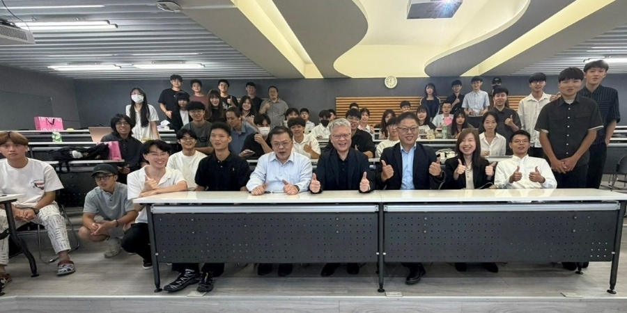 「基金理財」課程期末成果發表，統一投信金獎團隊與修課學生合影。