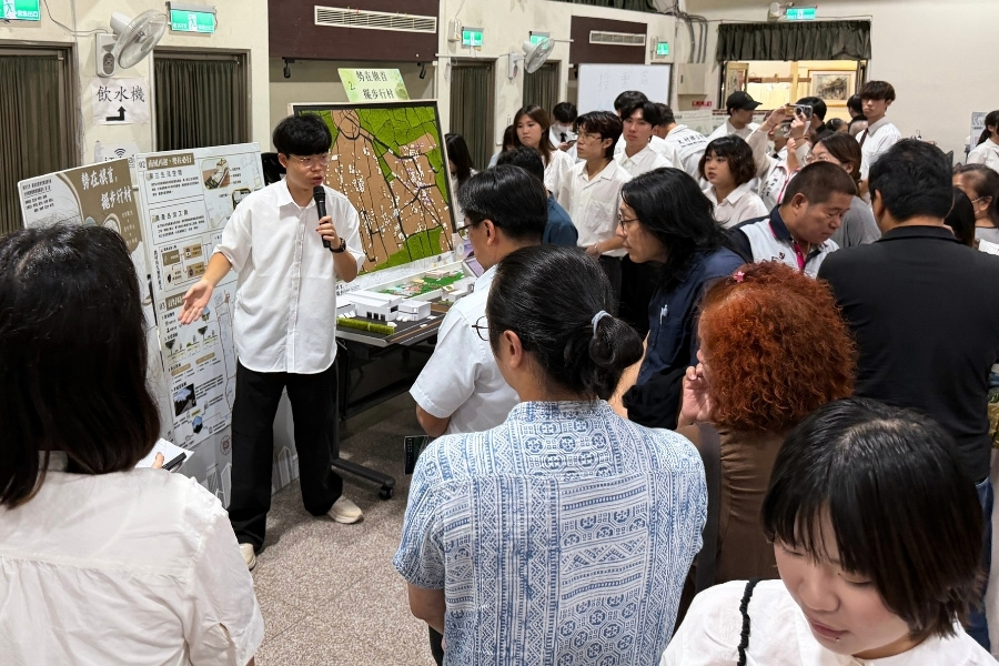 彰化縣大村鄉當地居民、與會來賓及師長，共同聆聽逢甲大學都資系學生說明該組之規劃構想。