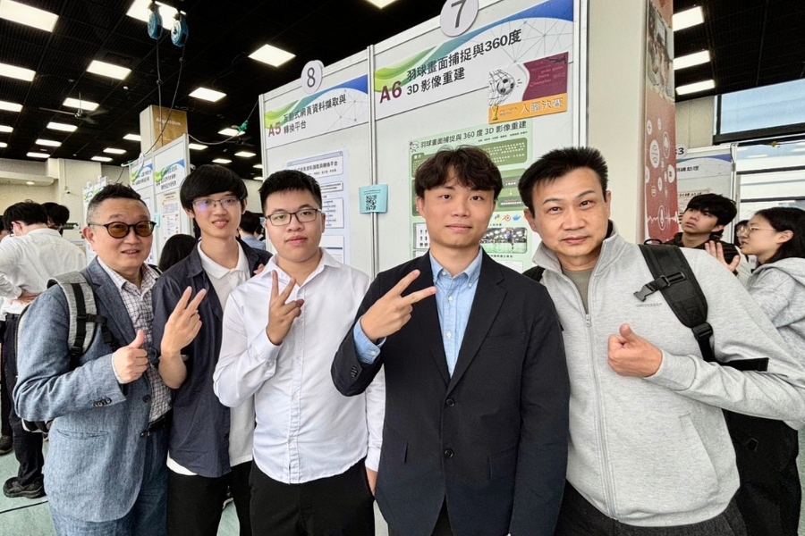 與畢業專題的夥伴奮力準備，收穫滿滿。