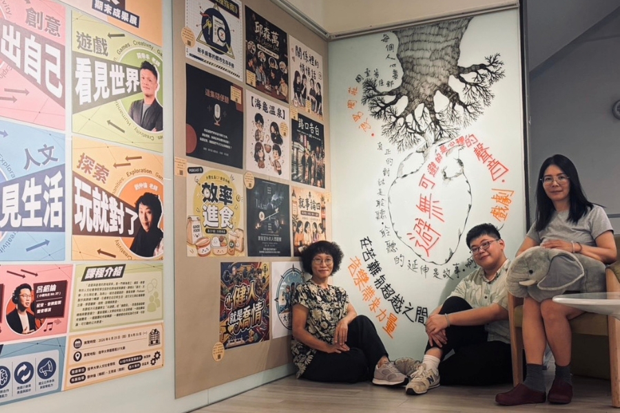 成果展主視覺由人文社會學院劉仲倫老師統籌規劃，邀請中文系碩士生林茂伸題字、藝術家王秀茹繪圖，三人共同創作完成（圖由左至右）。