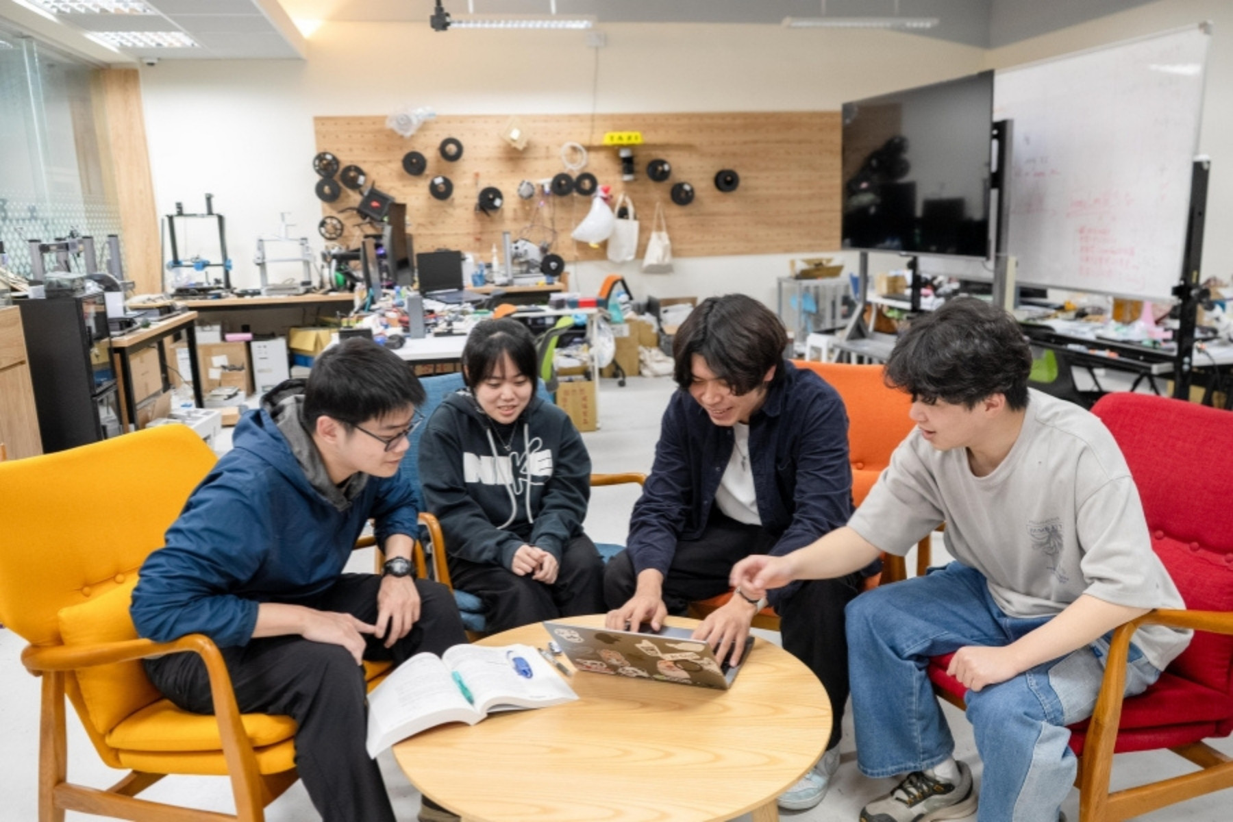 逢甲大學學生透過專題實作與競賽，在校內空間討論、反覆驗證，將想法逐步化為具體成果。