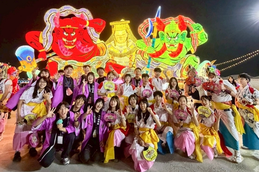 換上傳統服飾參與遊行演舞,在台灣推廣家鄉東北最具熱魂的「青森睡魔祭」。