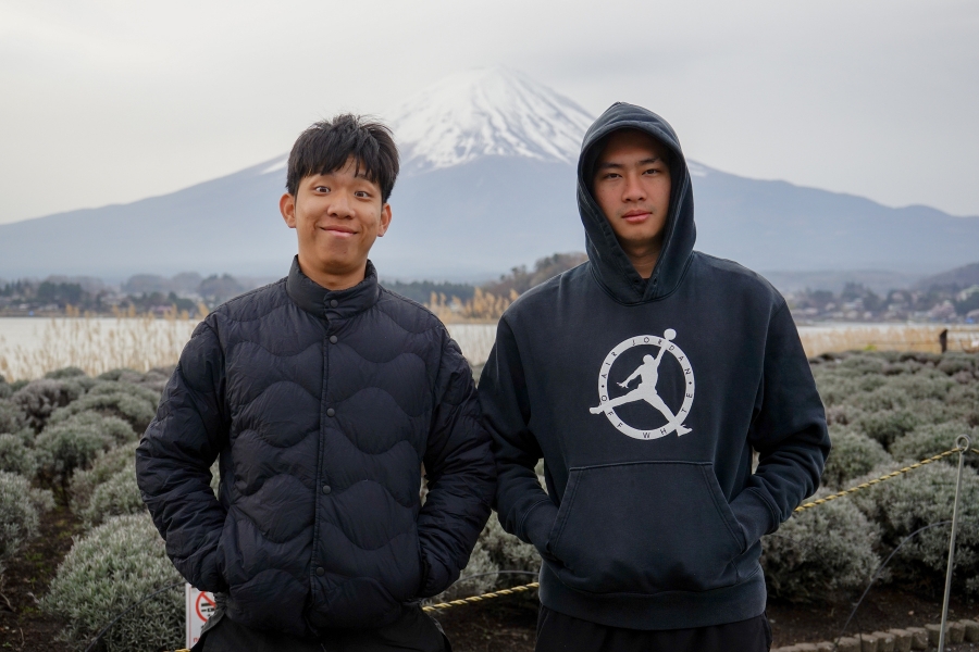 與我國小認識的泰國人在日本滿開櫻花季的富士山相遇，共同創造了另一段回憶。