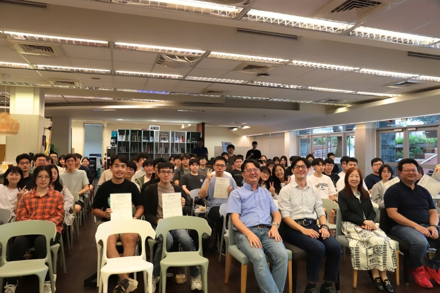 三組獲獎團隊學生與師長齊聚創能學院。
