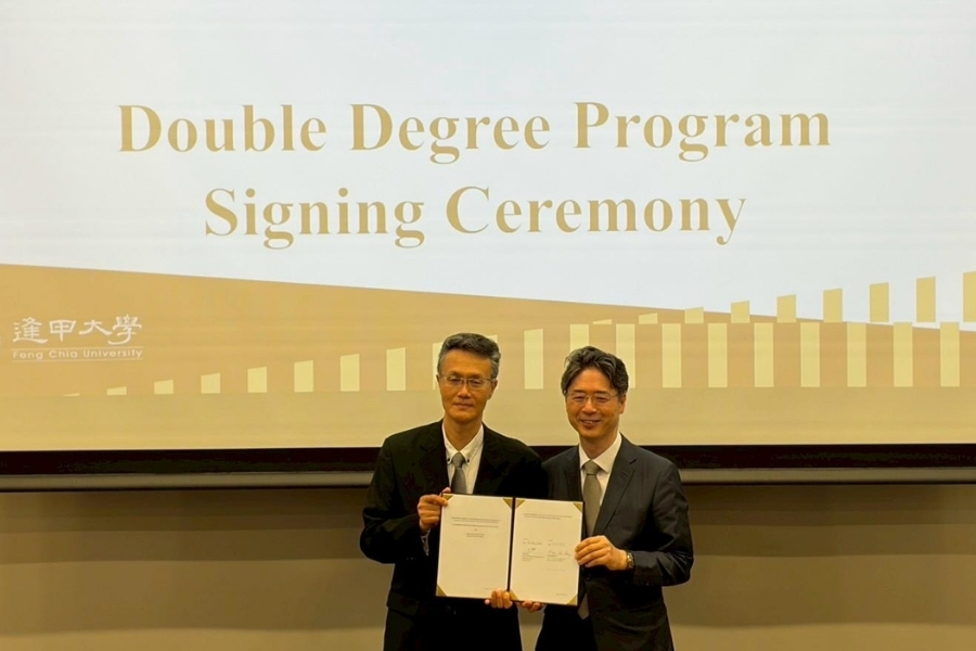 逢甲大學工科院院長王啟昌與九州大學綜合理工學府學府長波多聰共同簽署雙聯碩士合作意向書。