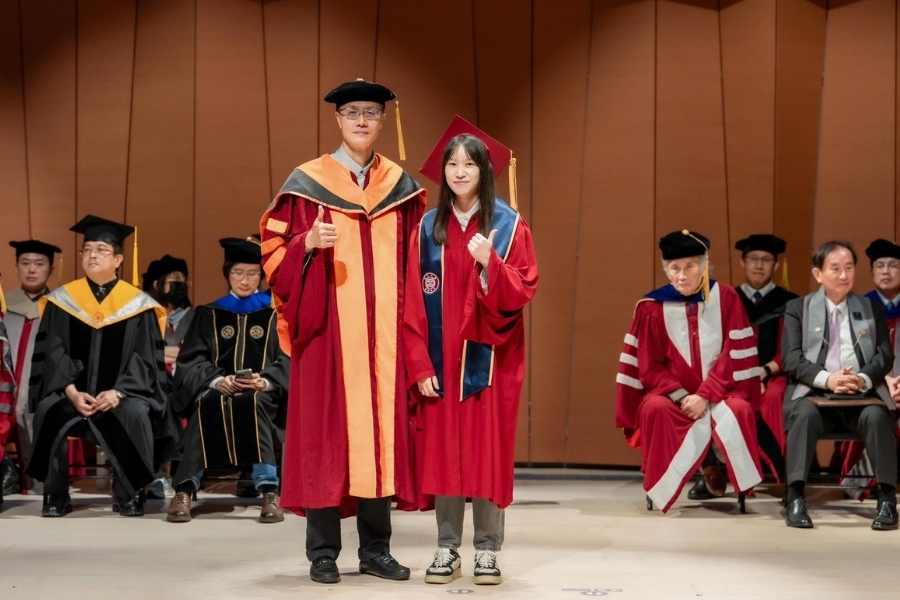 很榮幸成為逢甲大學第一屆的榮譽學生,並於畢業典禮上與工學院院長合影留念。