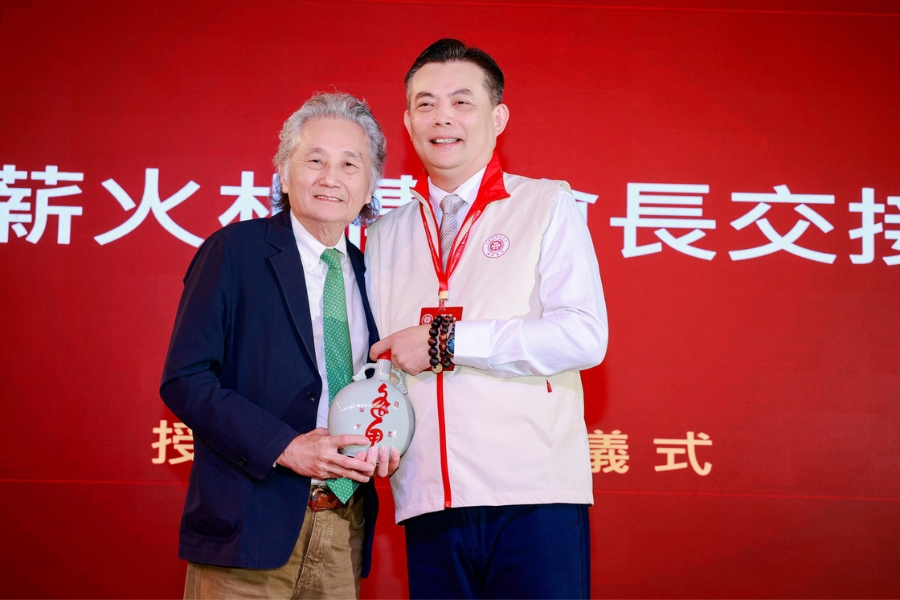 董事長高承恕特別致贈「共善逢甲」紀念酒,感謝華南分會第三屆會長劉士賢(右)任內帶領團隊、凝聚華南地區校友情誼 。