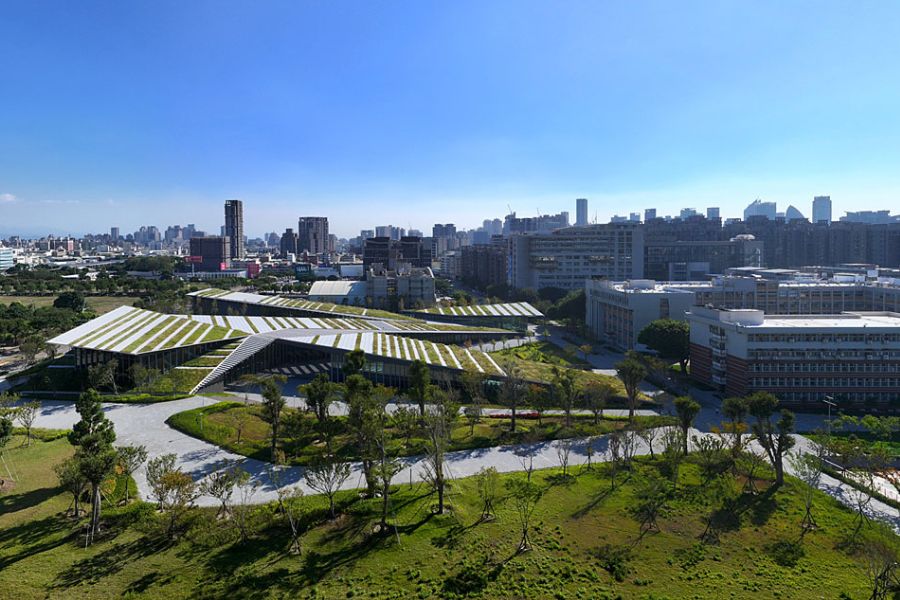 逢甲大學共善樓以低樓層量體融入校園綠地,搭配自然採光與節能建材,減少對環境的干擾與耗能。