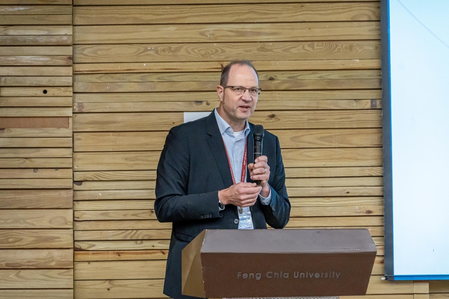 德國弗勞恩霍夫表面工程與薄膜研究所(Fraunhofer IST)Ralf Bandorf博士於大會發表專題演講。