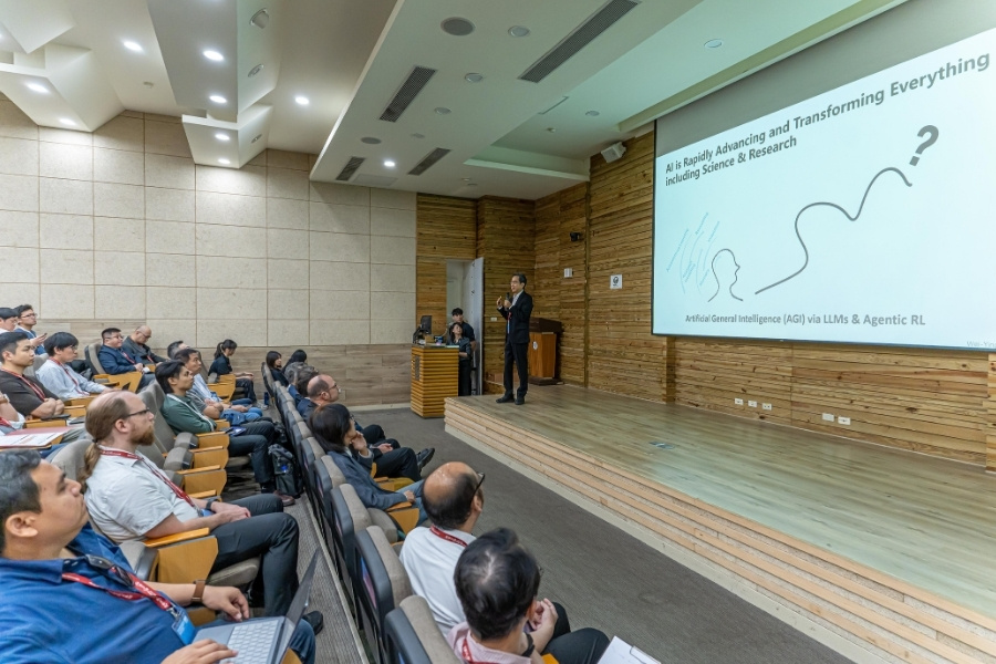 香港城市大學講座教授馬維英受邀於ICAPS 2026專題演講,以人工智慧驅動科學研究為題,與現場學者分享最新技術趨勢。