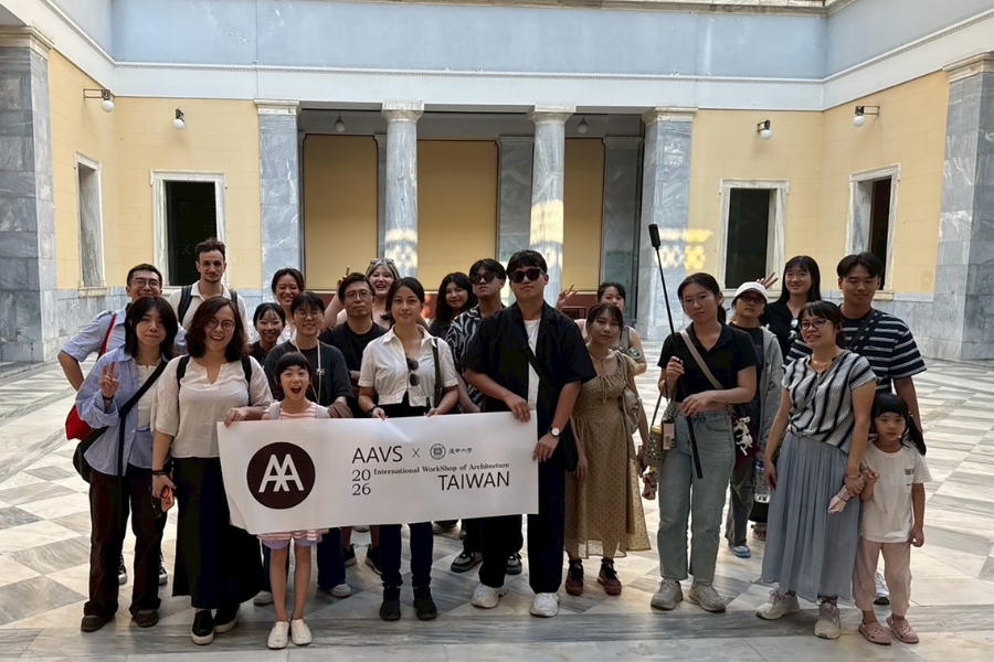 逢甲大學建築專業學院師生於國立雅典科技大學建築系館中庭合影。