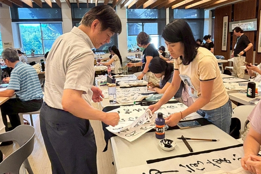 學員透過現場揮毫與交流討論，探討如何於教學現場激發學生對漢字文化的興趣。