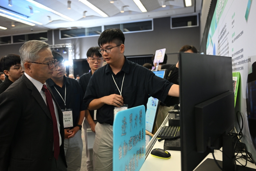 逢甲大學獲獎學生團隊自信的向現場貴賓說明其參賽作品。