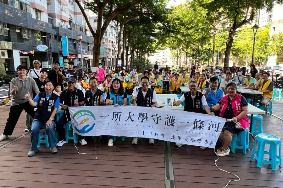 逢甲大學7月18日在臺中市西屯區上安里舉辦「綠水樂章.捏出幸福時光」活動。