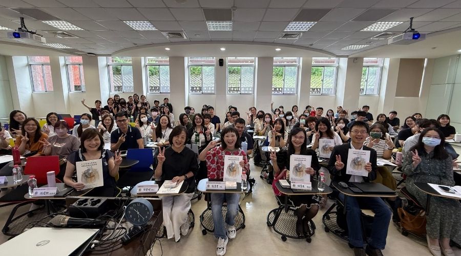 逢甲大學承辦「115年度目睹家暴輔導知能研習」,張惠雯科長、陳斐娟召集人、游慧光學務長及全體專業輔導人員留影。