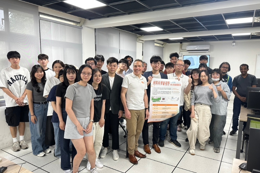與實驗室夥伴參與材料模擬研習營。