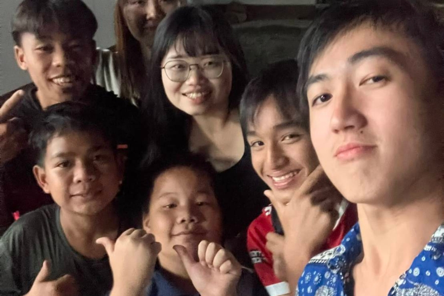 泰國青年慈善基金會YCF (Youth Charity Foundation)兒童慈善機構服務,與小朋友們開心合影。