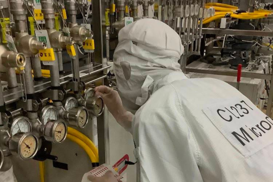 台灣美光Micron設備工程實習,穿著無塵服進廠貼標。