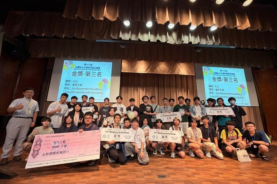2026 PUPC 圓滿落幕,逢甲大學獲獎團隊於賽後齊聚留影。